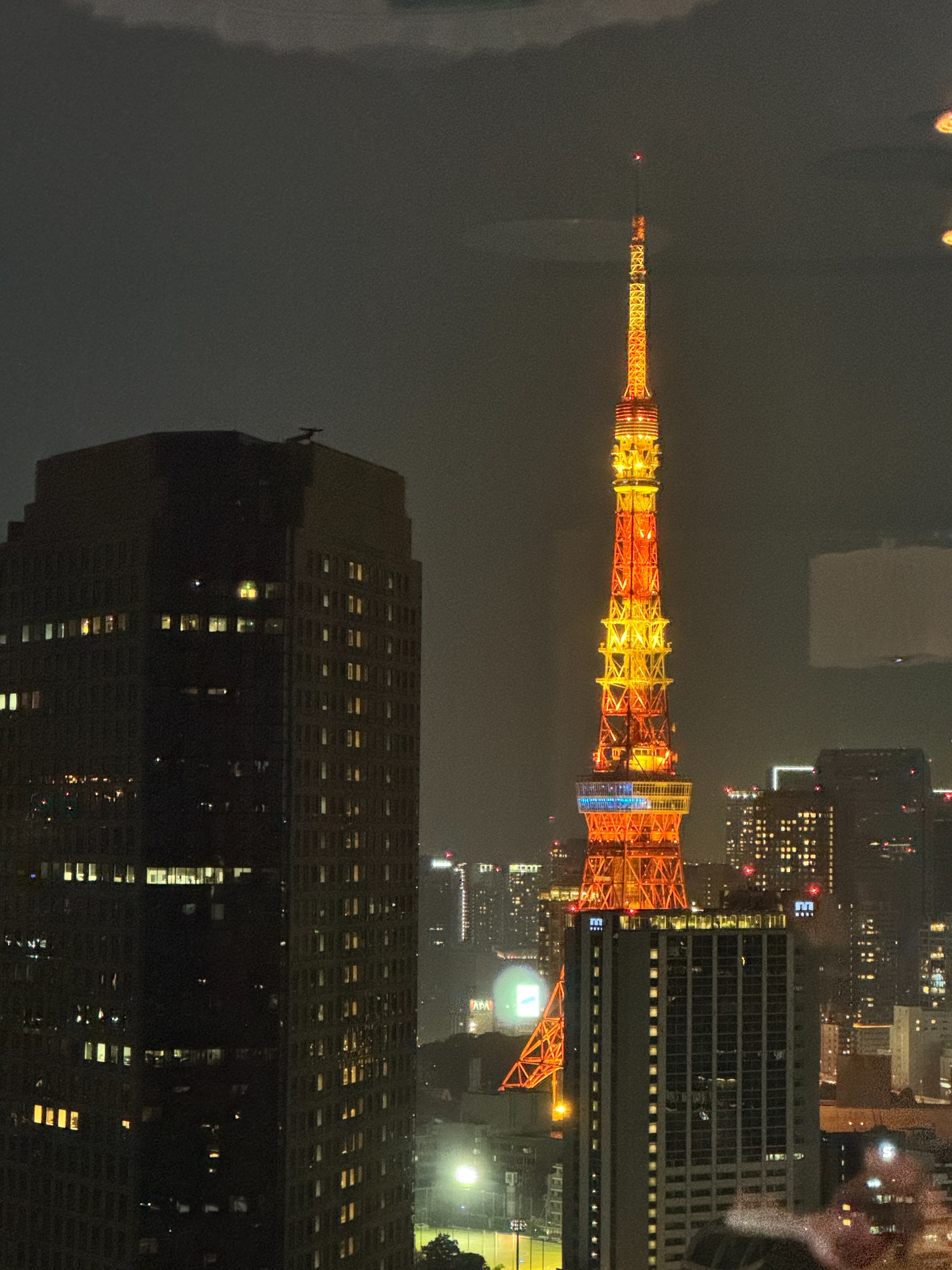 夜色中亮著橘色燈光的東京鐵塔 / Tokyo Tower glowing orange at night